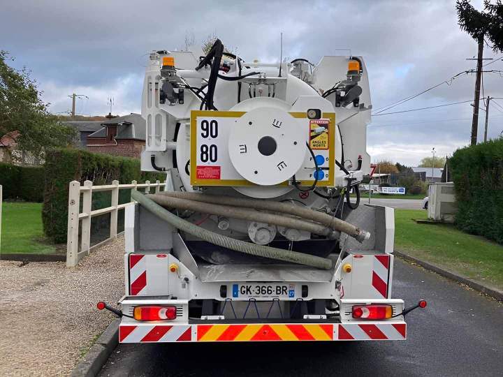 Camion de curage de fosses septiques Touffreville